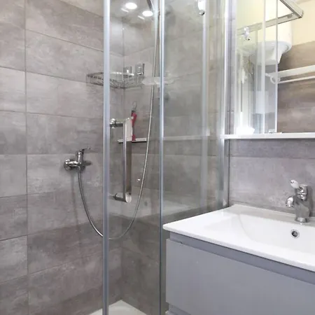 Renove Avec Gout, Proche Thermes. Parking. Classe 2 Etoiles - Fr-1-553-110 Apartment *